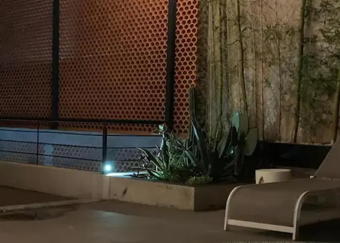 Hotel Collection O Roma Spot